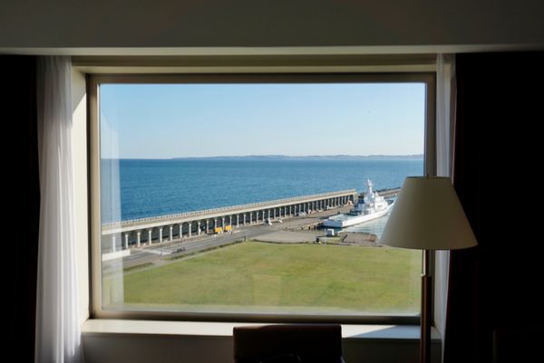 日本・北海道「北海道旅行(稚内〜旭川)」の写真：ホテルの窓からの眺め。海！