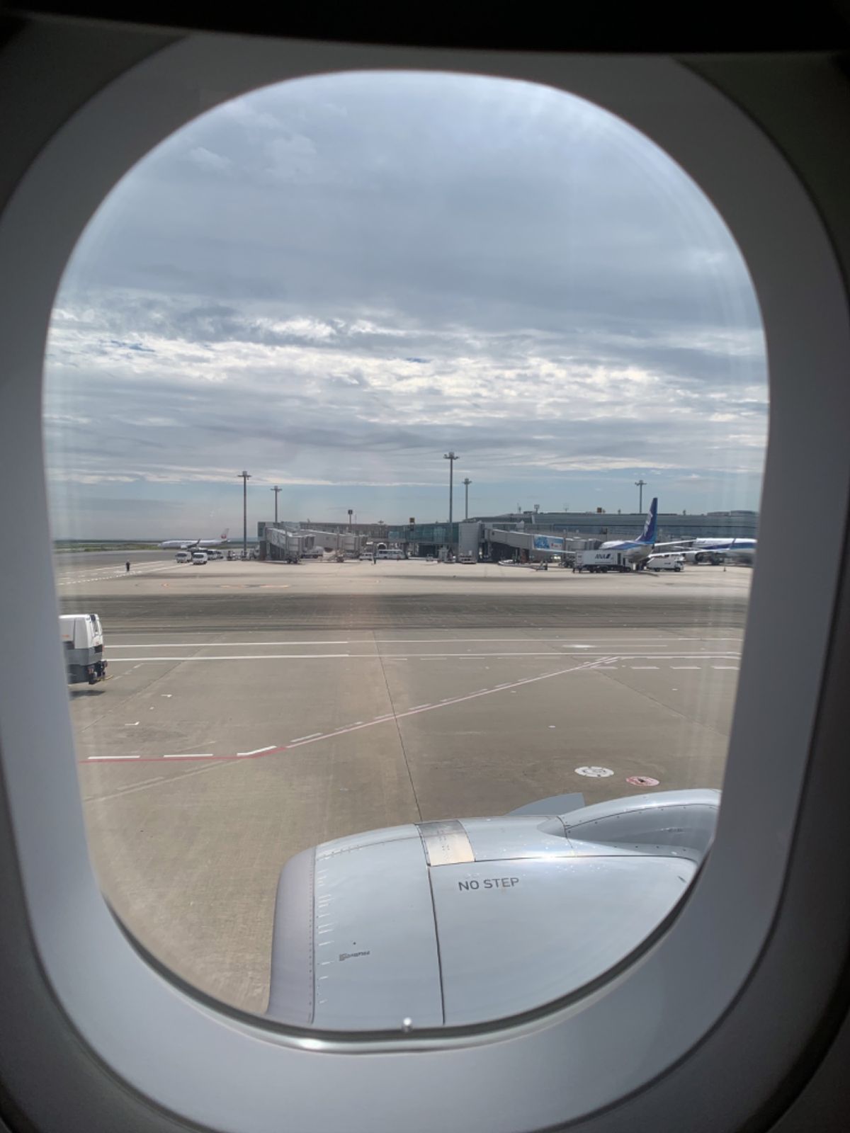 稚内へ行ってきます
ANAの小さめの飛行機
搭乗口までバス
15分以上遅れている