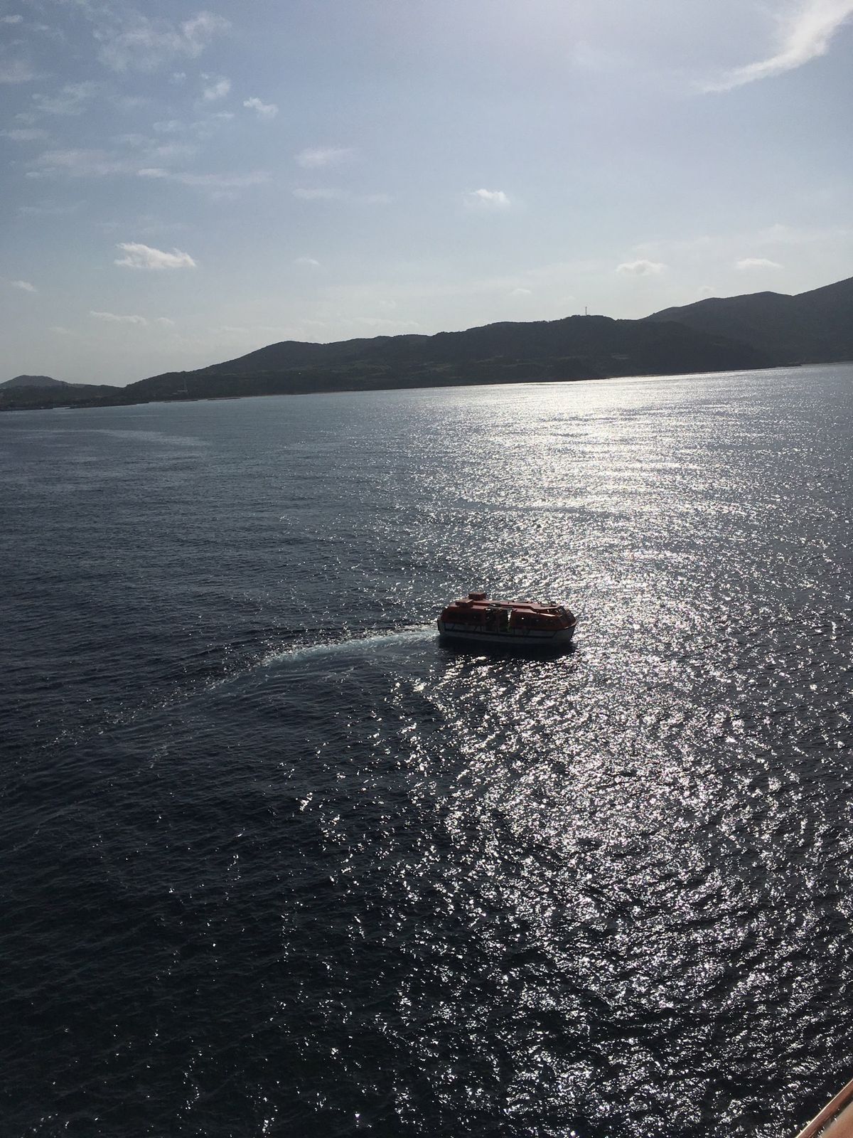 久米島到着。キャビンの円窓から外を見る。
円窓のキャビンだから海面近っ。
...