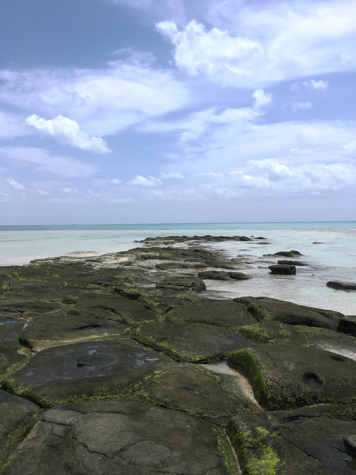 久米島到着。キャビンの円窓から外を見る。
円窓のキャビンだから海面近っ。
...