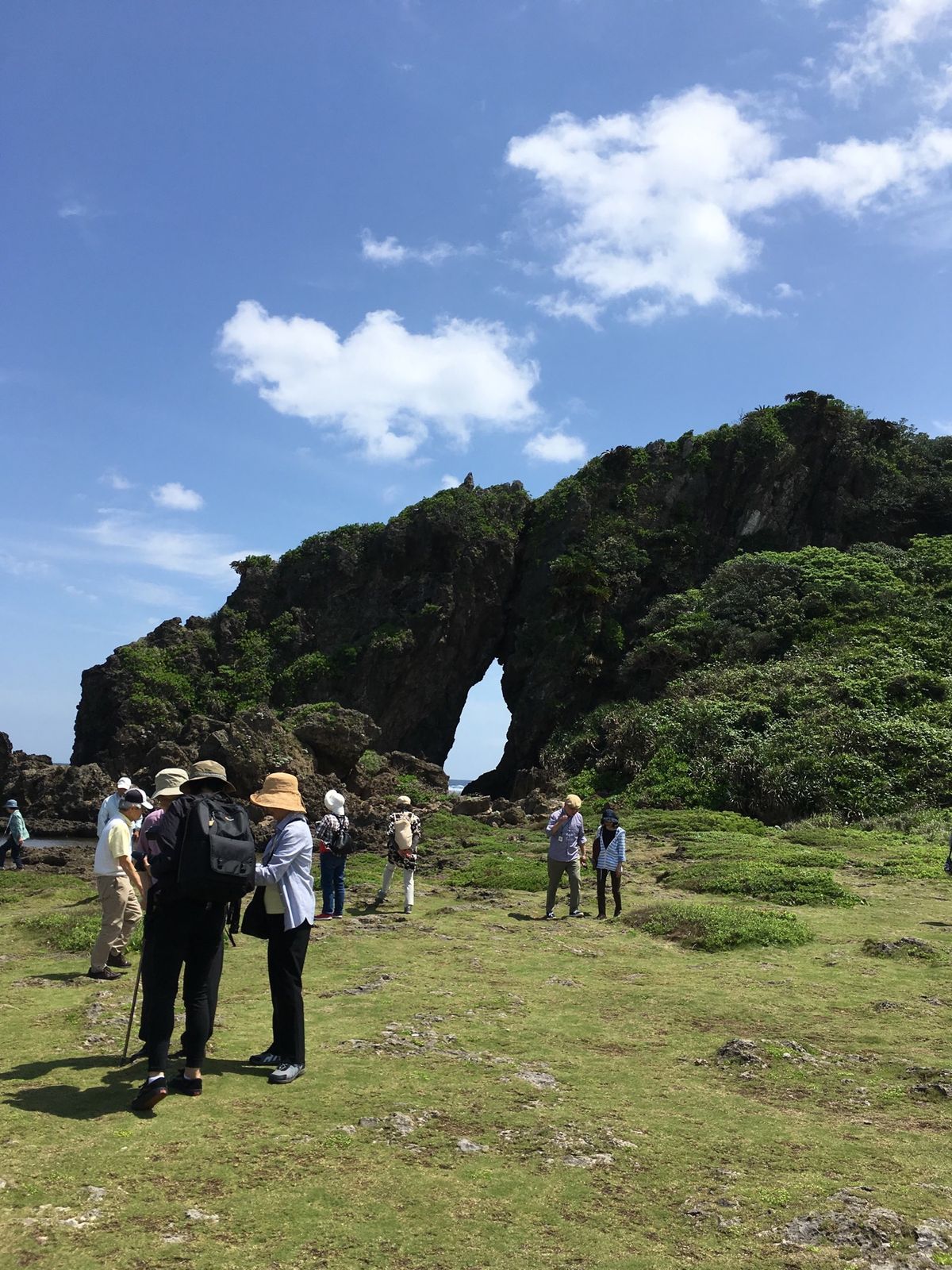久米島到着。キャビンの円窓から外を見る。
円窓のキャビンだから海面近っ。
...