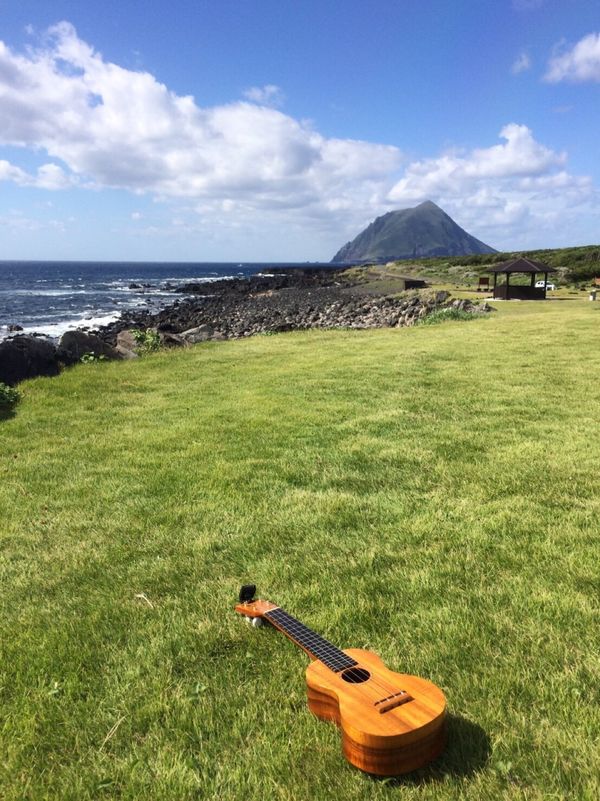 日本・八丈島「行くと思ってなかった八丈島」の写真：ウクレレ持って八丈島。
自然の中でウクレ...