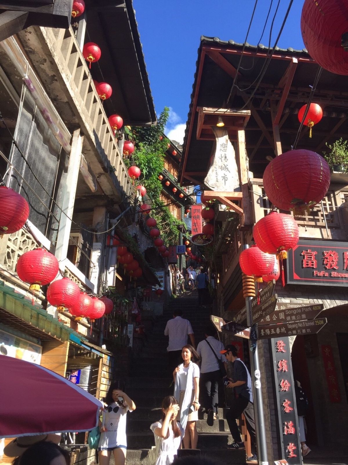 特に希望じゃない３連休。何となく台湾へ。
自力で九份へ行ってみた。行きは簡...