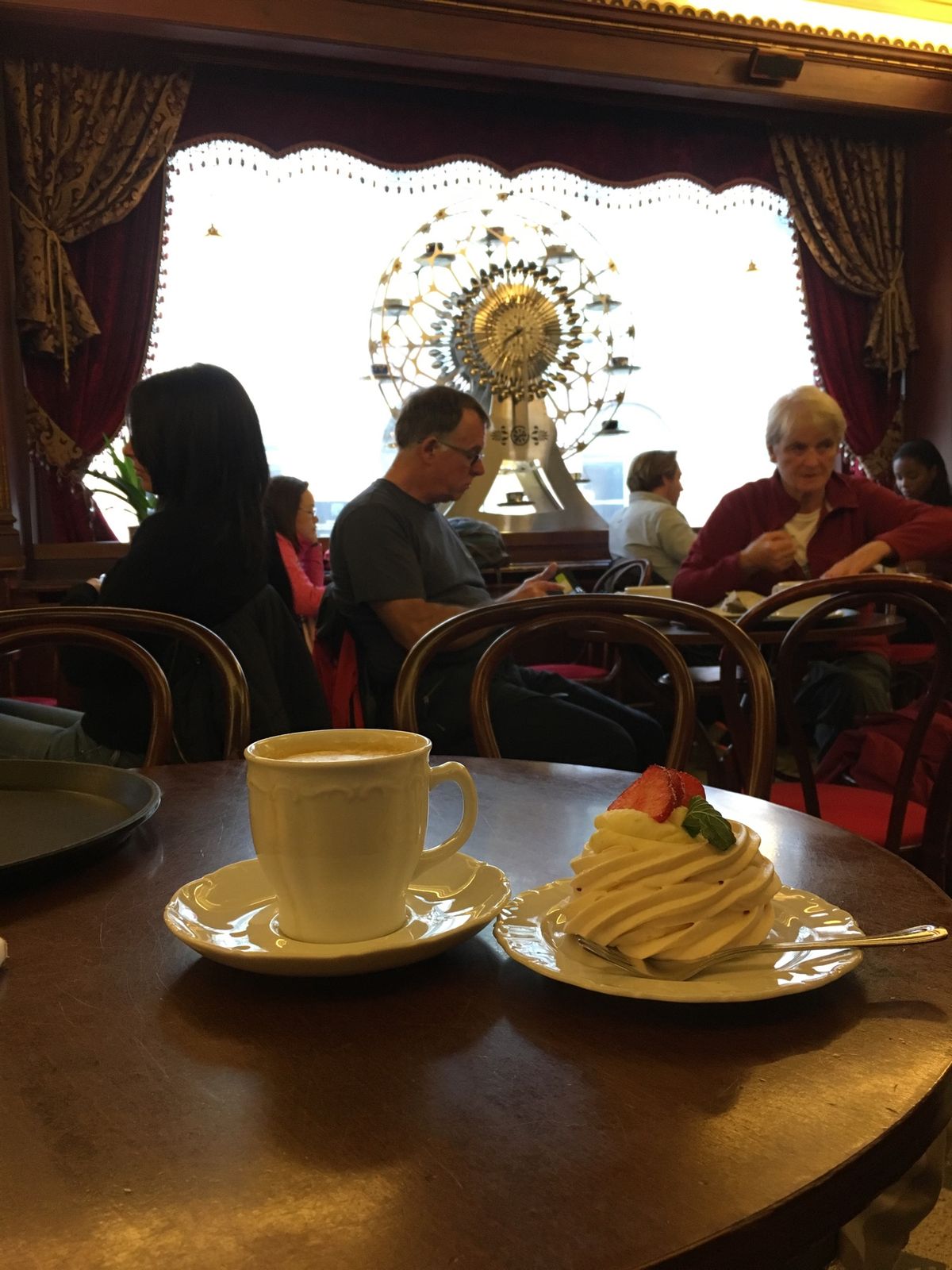 スイーツ特集。
ヘルシンキのガトーショコラ。
タンペレのワッフル？
最後の...