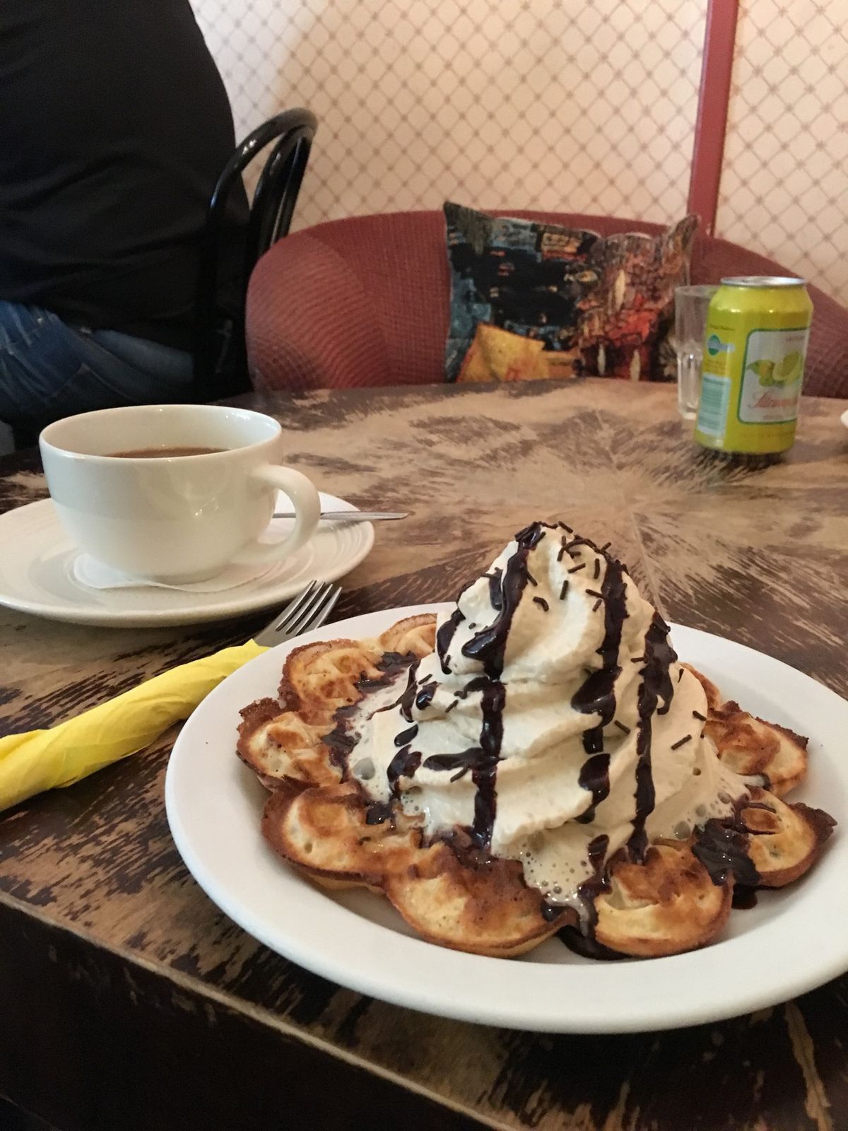 スイーツ特集。
ヘルシンキのガトーショコラ。
タンペレのワッフル？
最後の...