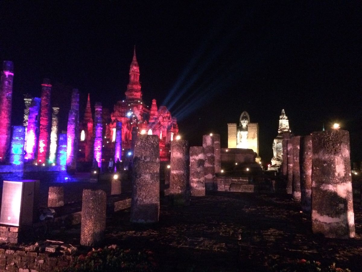 夜のワット・マハタート