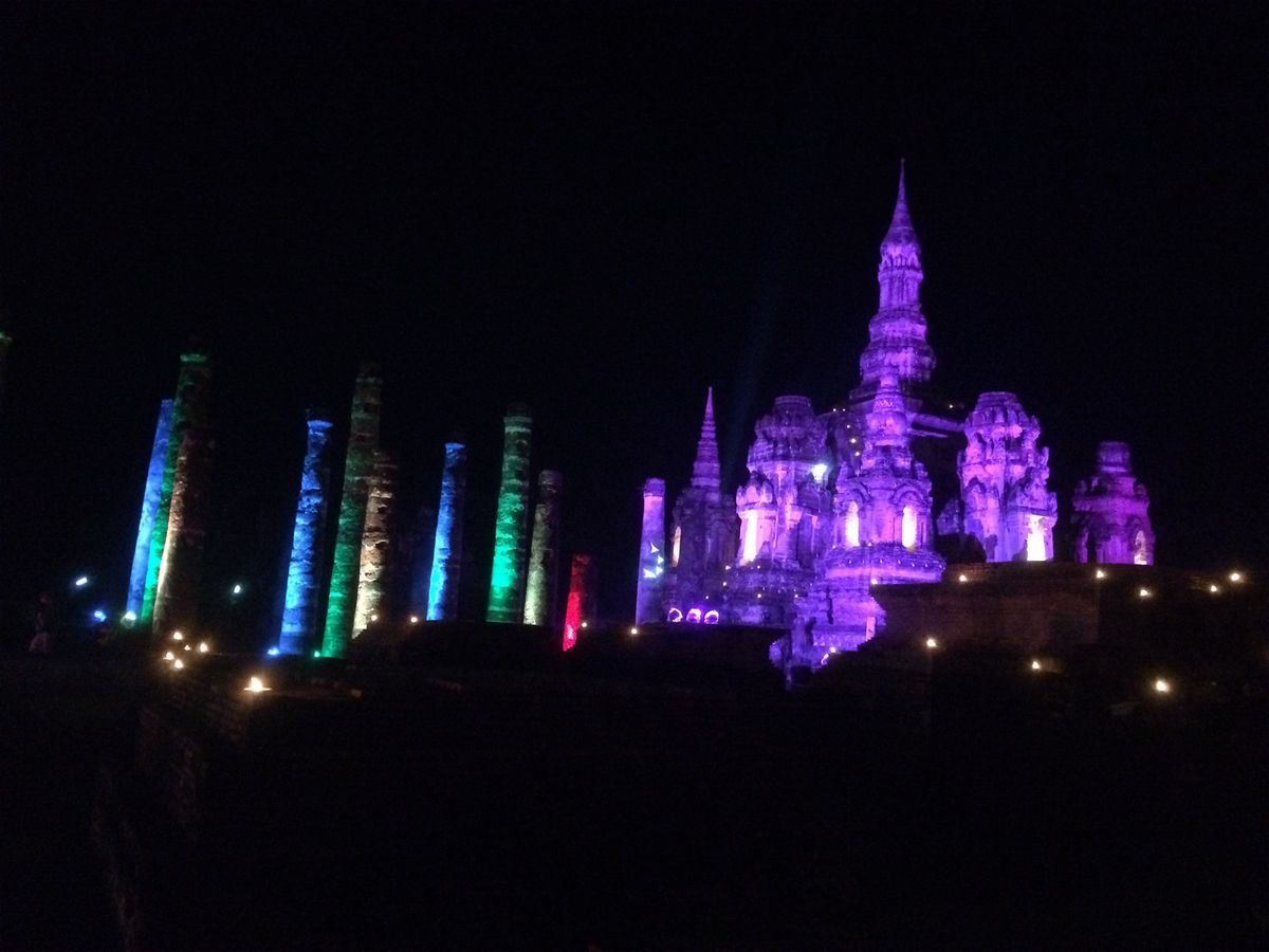 夜のワット・マハタート