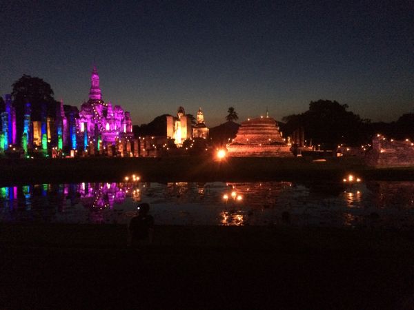 タイ「スコータイ：タイ生活」の写真：夜のワット・マハタート