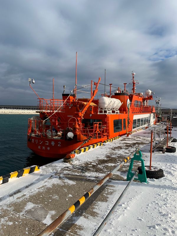 日本・網走「北海道網走で流氷はまだ先ですよ」の写真：ガリンコ号
流氷って氷を砕いて進みながら...