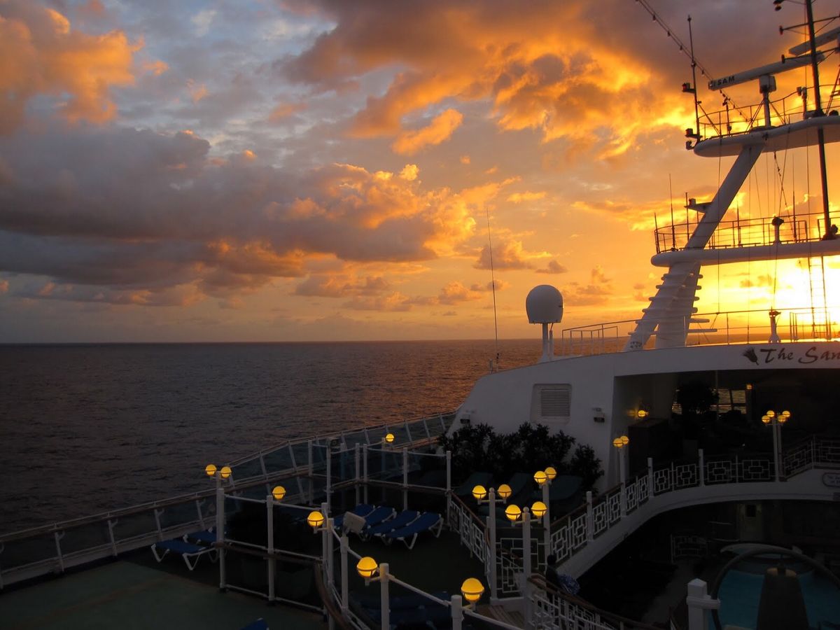 船は大きすぎて写真に収まらず。
船の中で丸２日半優雅なひと時を過ごしました...