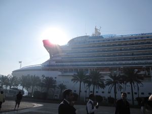 船は大きすぎて写真に収まらず。
船の中で丸２日半優雅なひと時を過ごしました...