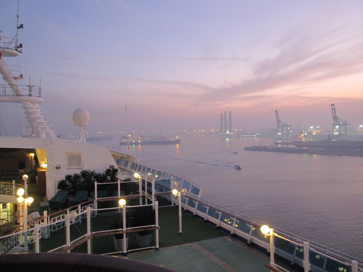 船は大きすぎて写真に収まらず。
船の中で丸２日半優雅なひと時を過ごしました...