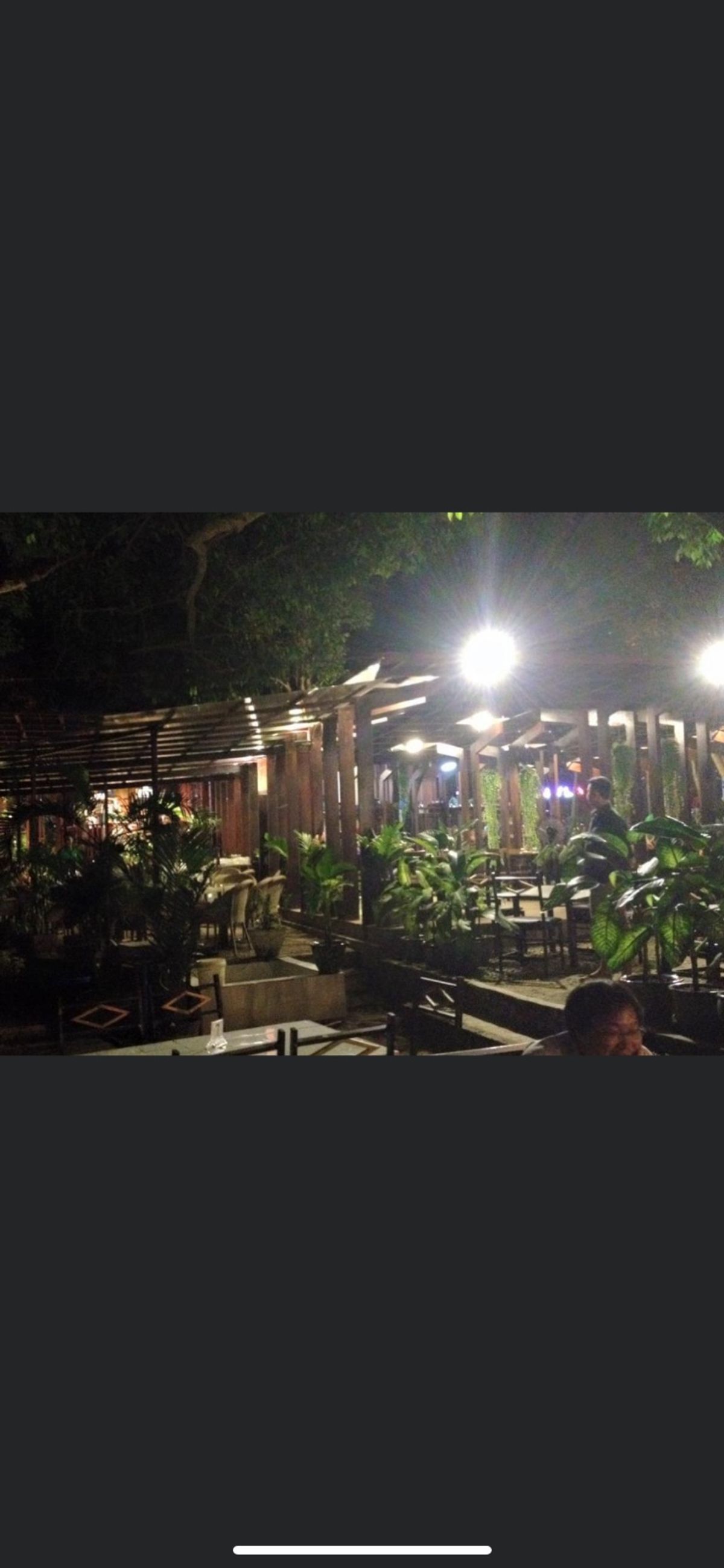 カンドージー湖に浮く夜のカラウェイパレス。
私達は湖畔のフュージョンレスト...