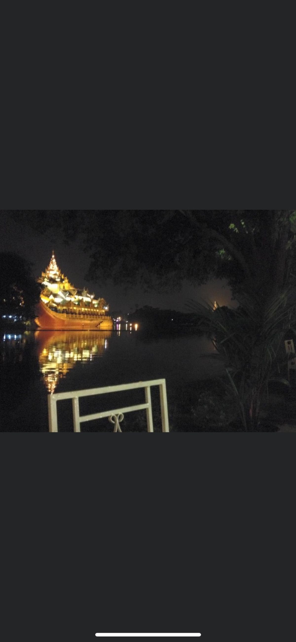 カンドージー湖に浮く夜のカラウェイパレス。
私達は湖畔のフュージョンレスト...