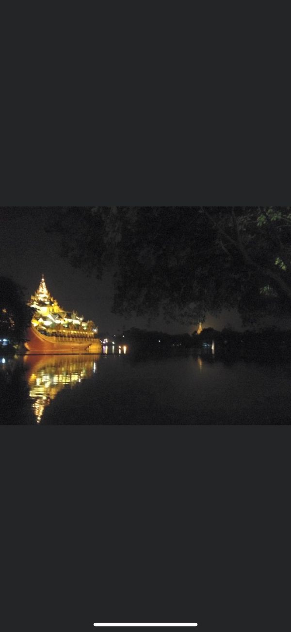 ミャンマー「ヤンゴン」の写真：カンドージー湖に浮く夜のカラウェイパレス...