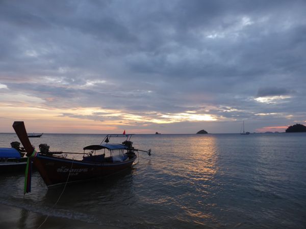 タイ・リペ島「リペ島：タイ生活」の写真：小さいボートでサンセットツアー☀︎
曇り...