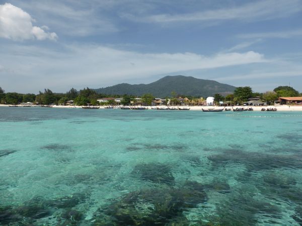 タイ・リペ島「リペ島：タイ生活」の写真：澄み渡った海〜
白い砂〜