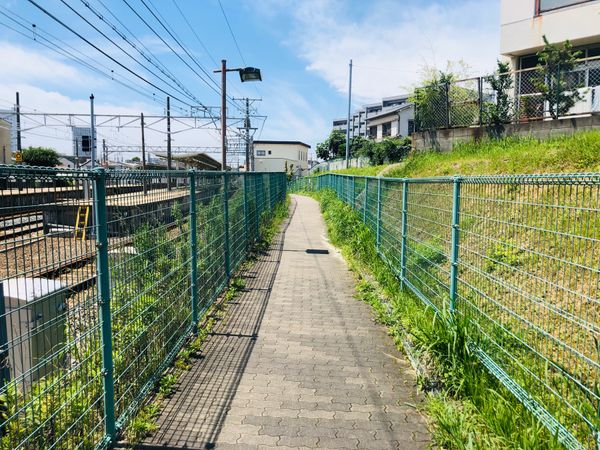 日本・宝塚「1日目 兵庫県」の写真：霞ヶ丘駅から古墳までの道のり

線路沿い...