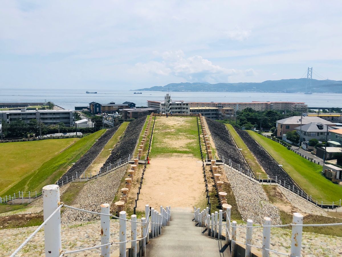 五色塚古墳

一番上まで行くと周辺の街を見下ろせて
明石海峡大橋と淡路島も...