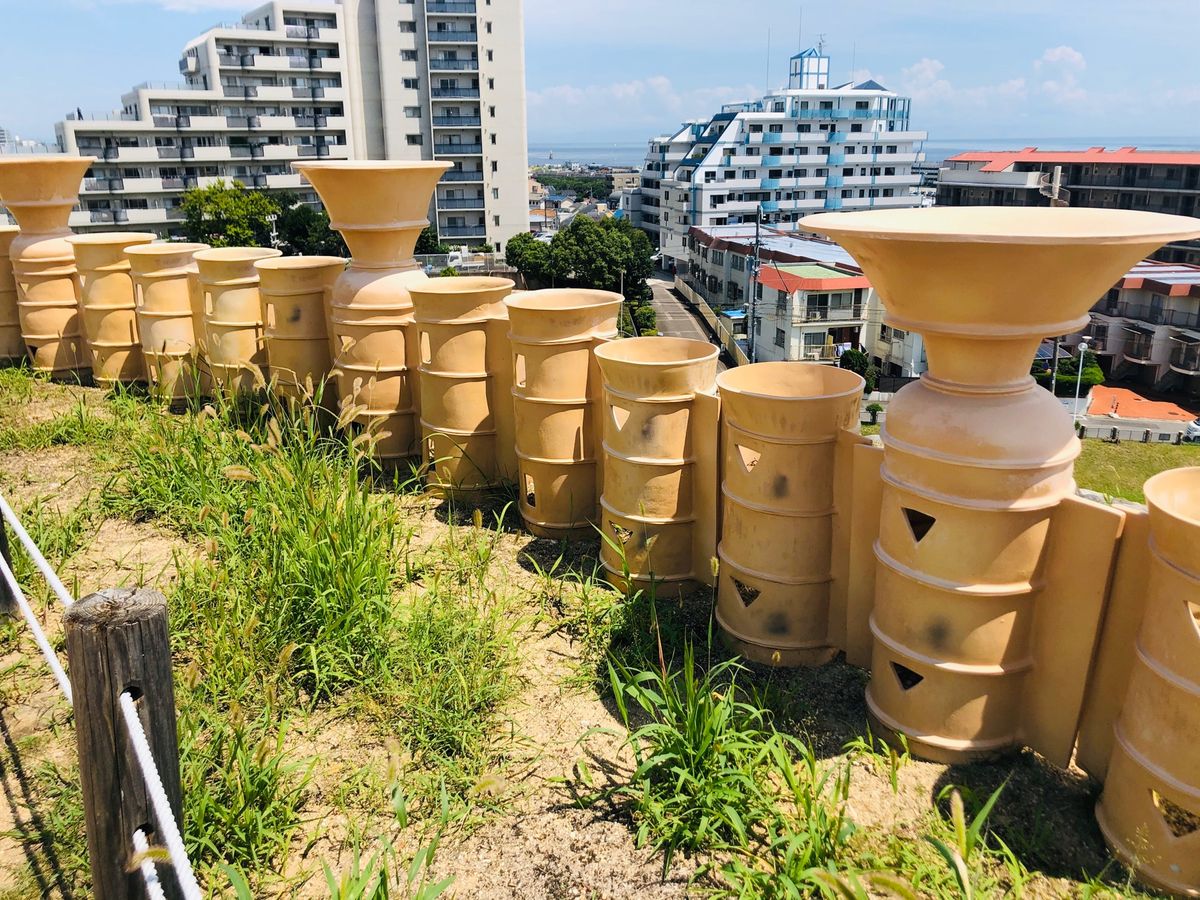 五色塚古墳

一番上まで行くと周辺の街を見下ろせて
明石海峡大橋と淡路島も...