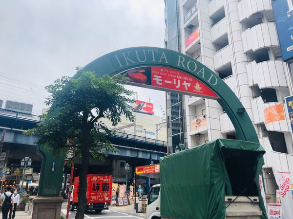 日本・宝塚「1日目 兵庫県」の写真：生田通りとご当地マンホール
神戸にきた感...