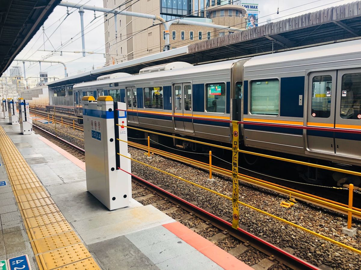 JR三宮駅ホーム
飛び込み防止の装置がホームドアじゃないことに驚き！
ロー...