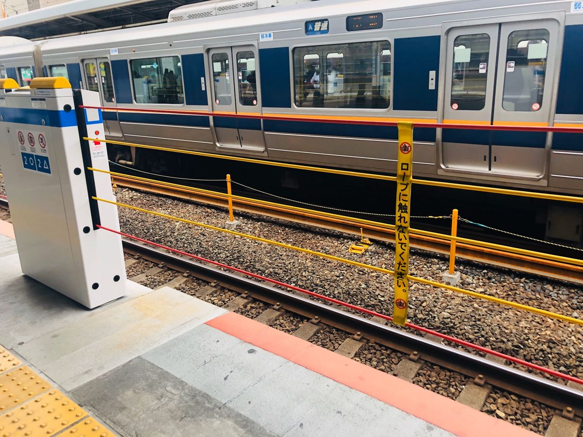 JR三宮駅ホーム
飛び込み防止の装置がホームドアじゃないことに驚き！
ロー...