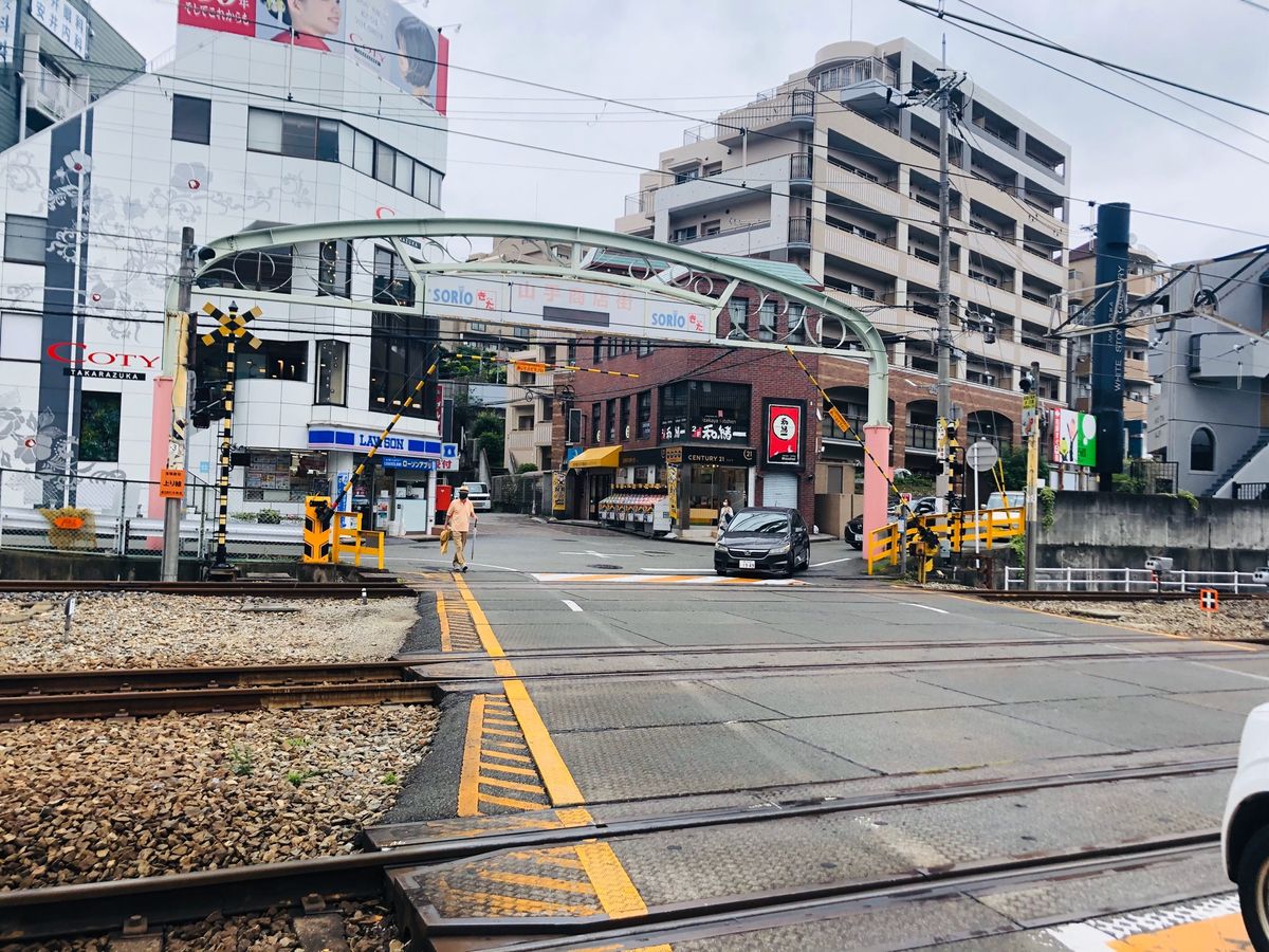 JR宝塚駅周辺の街並み
JR電車の顔がウルトラマンみたいでしたん🚄
