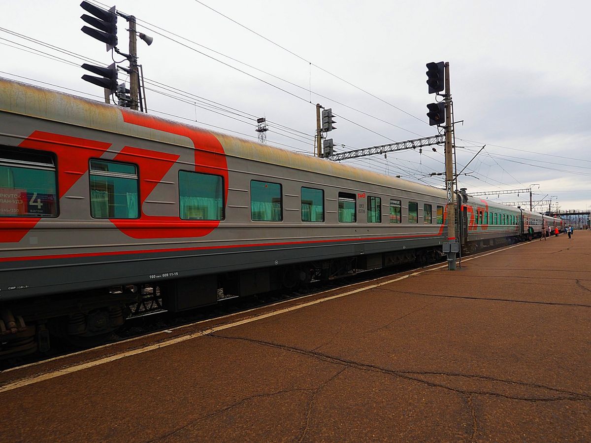 シベリア鉄道
ウランウデ からイルクーツクまではシベリア鉄道で移動。
シベ...