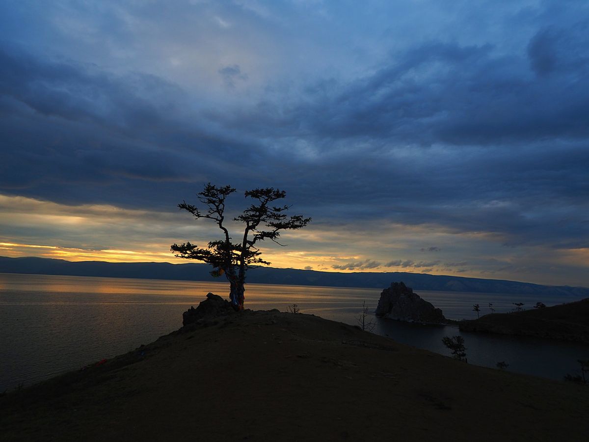 オリホン島
バイカル湖は世界で一番深いことで有名な三日月型の湖ですが、その...
