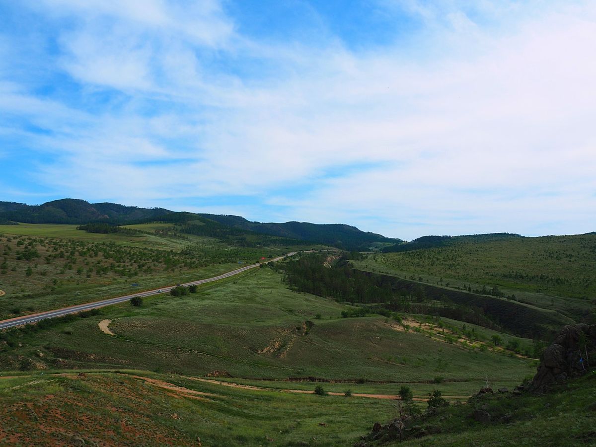 ウランウデ　ブリヤート共和国の自然
セメイスキエの村に向かう山道は川が優雅...