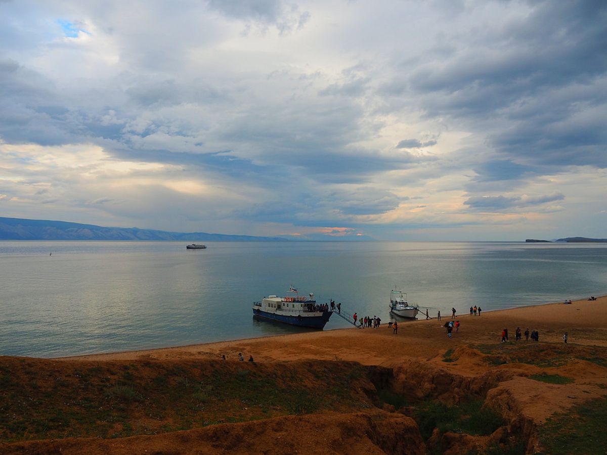 オリホン島
バイカル湖は世界で一番深いことで有名な三日月型の湖ですが、その...