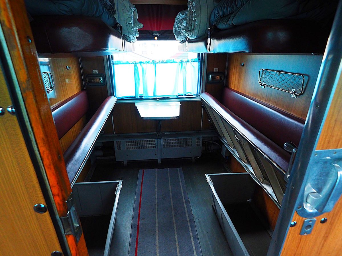 シベリア鉄道
ウランウデ からイルクーツクまではシベリア鉄道で移動。
シベ...