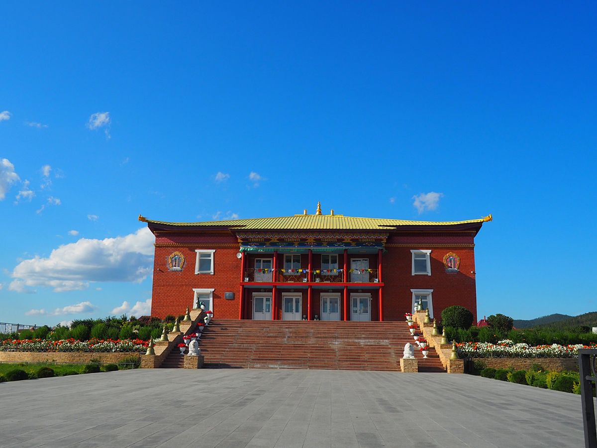 ウランウデ　高台にあるチベット寺院
ウランウデの町を見下ろす高台にあるチ...