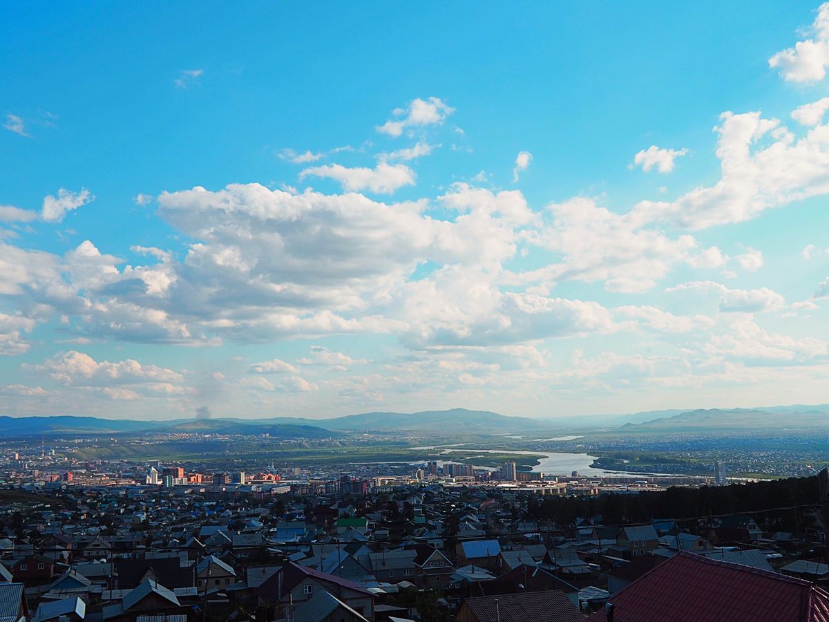ウランウデ　高台にあるチベット寺院
ウランウデの町を見下ろす高台にあるチ...