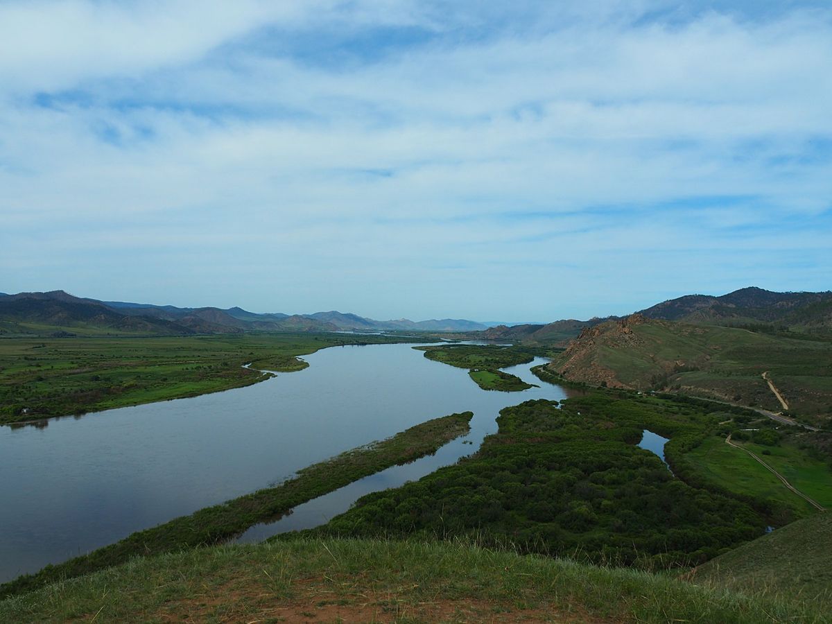 ウランウデ　ブリヤート共和国の自然
セメイスキエの村に向かう山道は川が優雅...