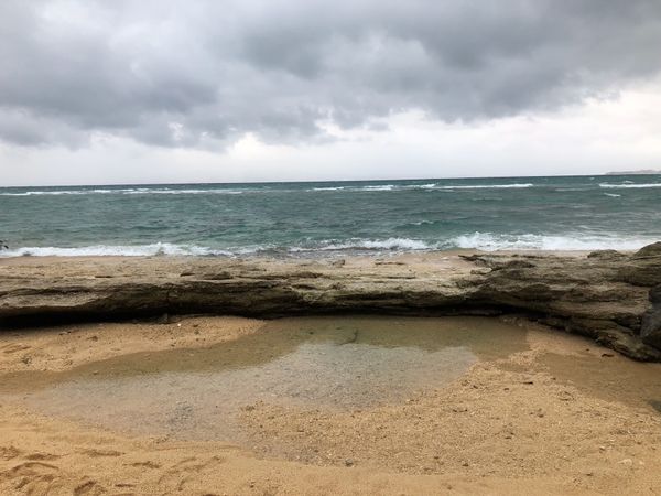 日本・沖縄「沖縄旅」の写真：どんよりした空だけど、海はとてもきれいです😊