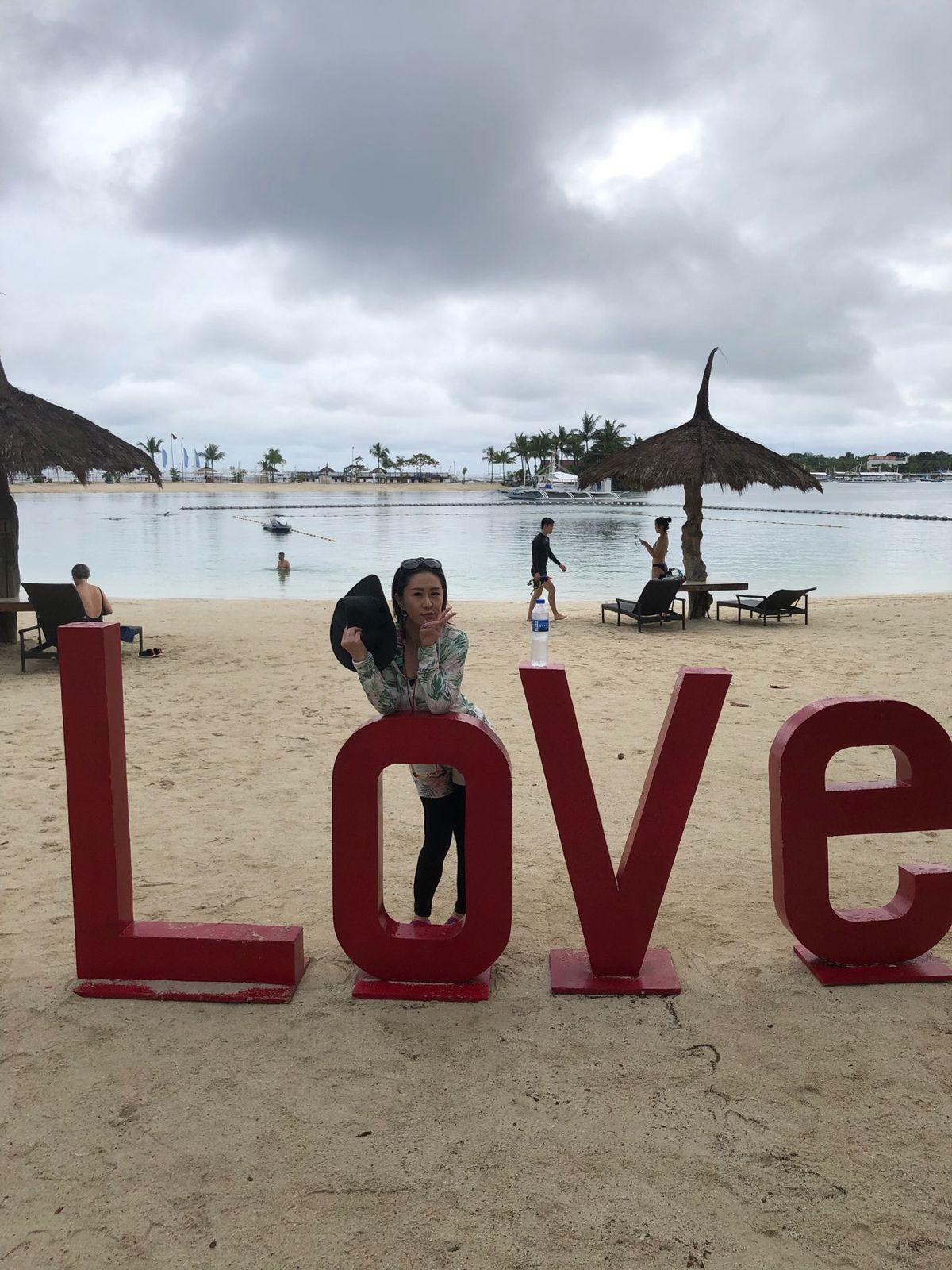 空港職員、仕事そっちのけでお相撲さんに写真ねだる、笑
