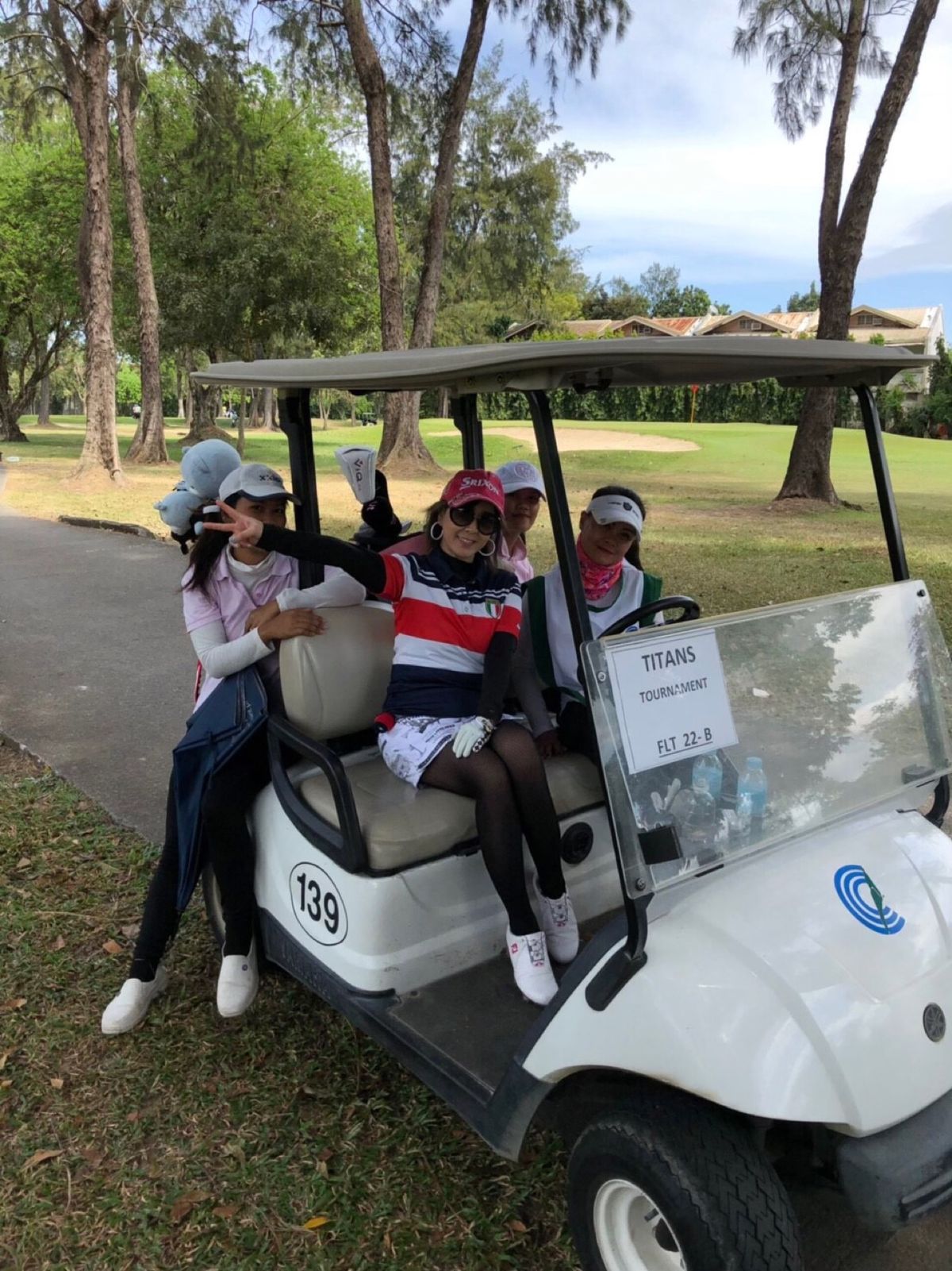 空港職員、仕事そっちのけでお相撲さんに写真ねだる、笑
