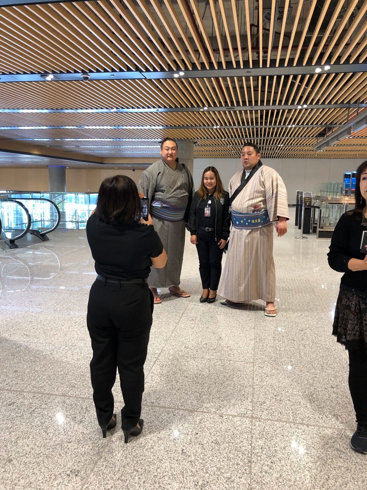 空港職員、仕事そっちのけでお相撲さんに写真ねだる、笑
