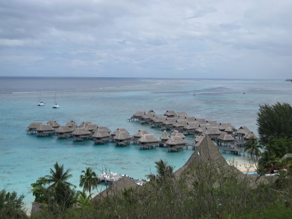 仏領ポリネシア・パペーテ「タヒチ」の写真：雨季のため曇り気味。
午前中は海でのんび...