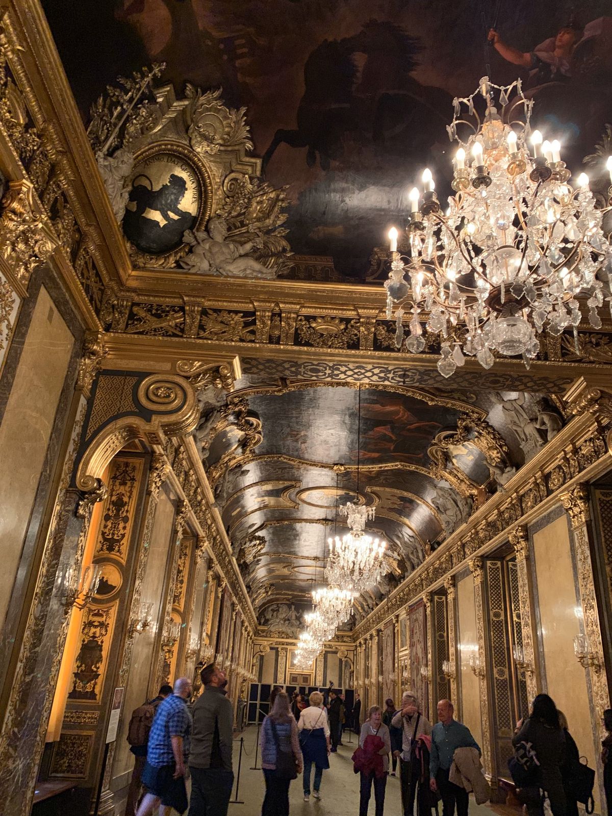 ガムラスタンの大聖堂。
日曜だからか、子供たち(大人っぽか見えるけど笑)ゴ...