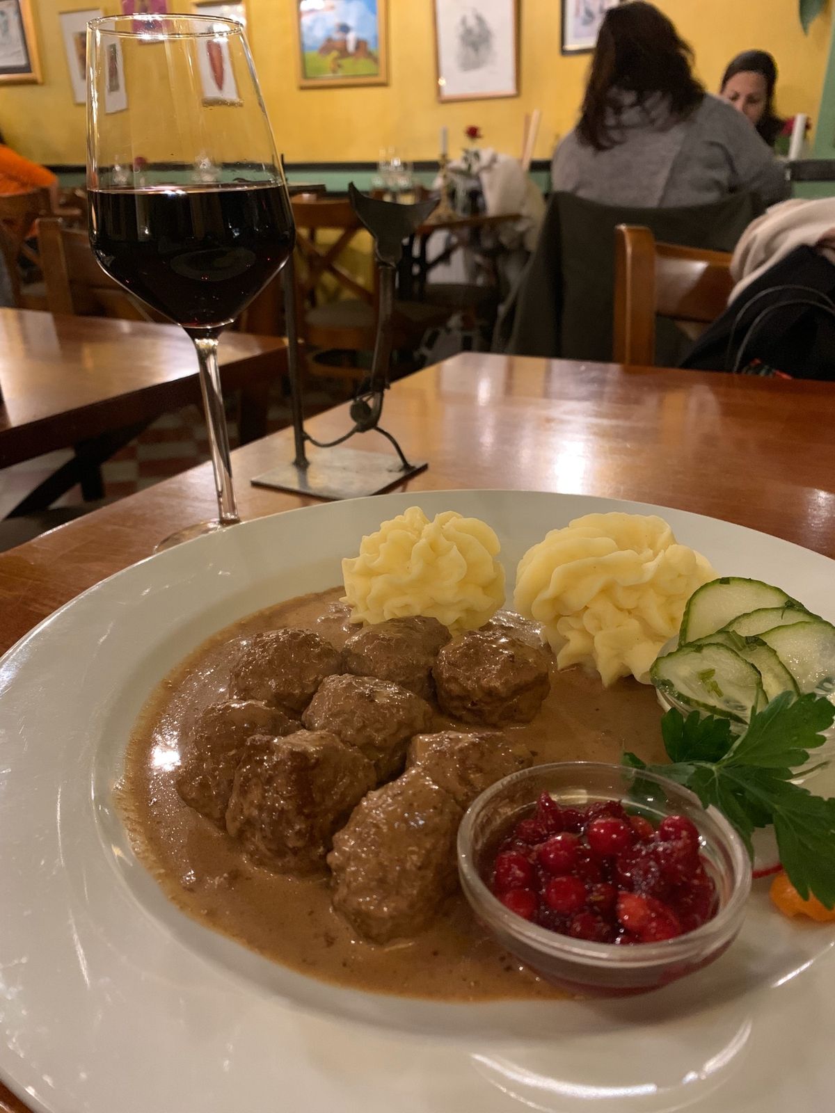 ストックホルムでのご飯。
魚介のスープ美味しい！スプーンを入れたら具がゴロ...