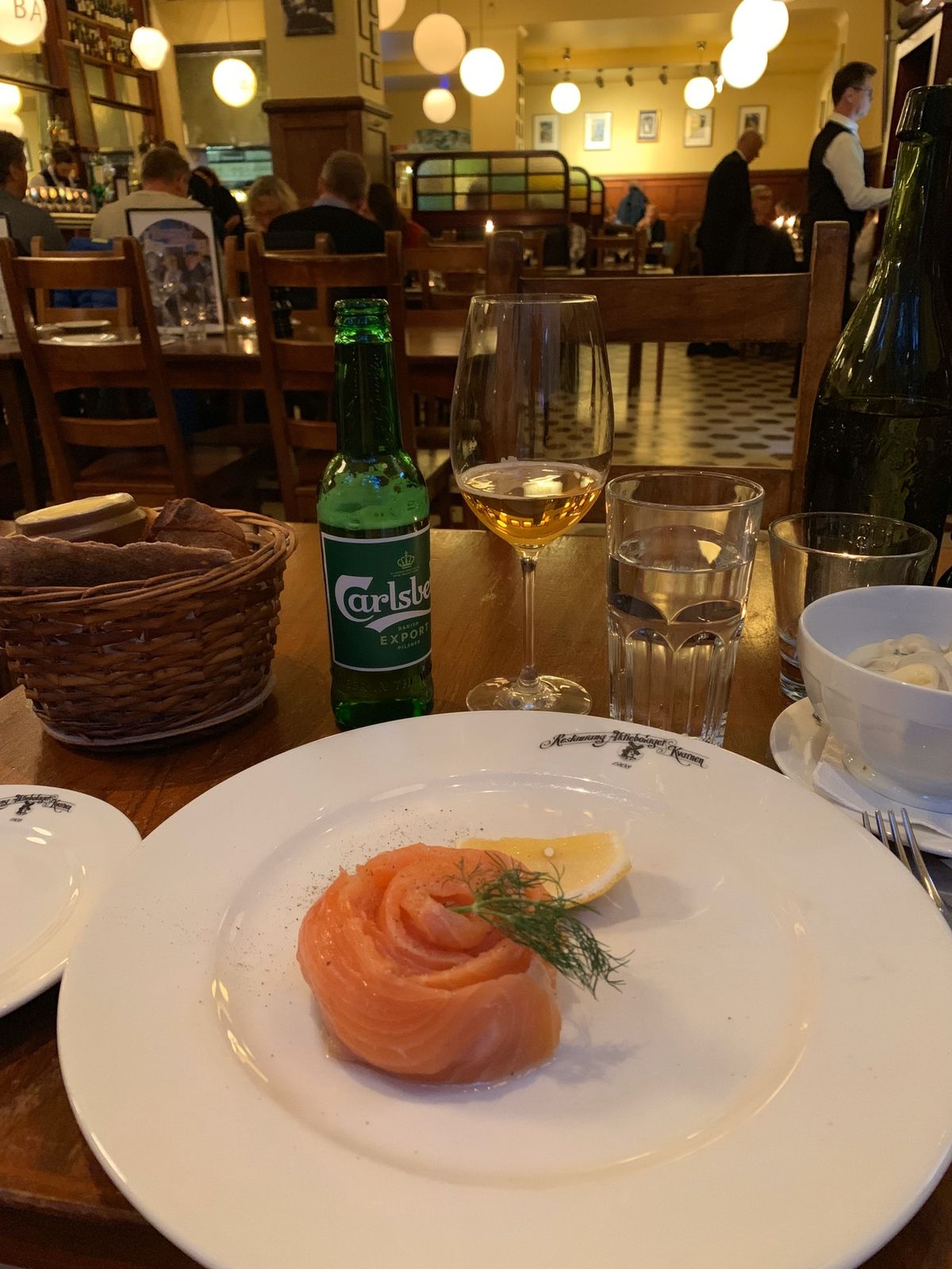 ストックホルムでのご飯。
魚介のスープ美味しい！スプーンを入れたら具がゴロ...