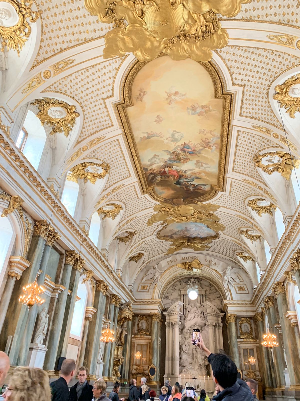 ガムラスタンの大聖堂。
日曜だからか、子供たち(大人っぽか見えるけど笑)ゴ...