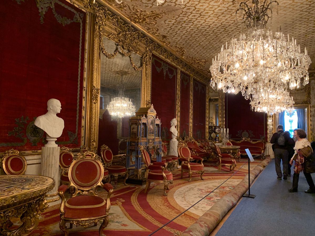 ガムラスタンの大聖堂。
日曜だからか、子供たち(大人っぽか見えるけど笑)ゴ...