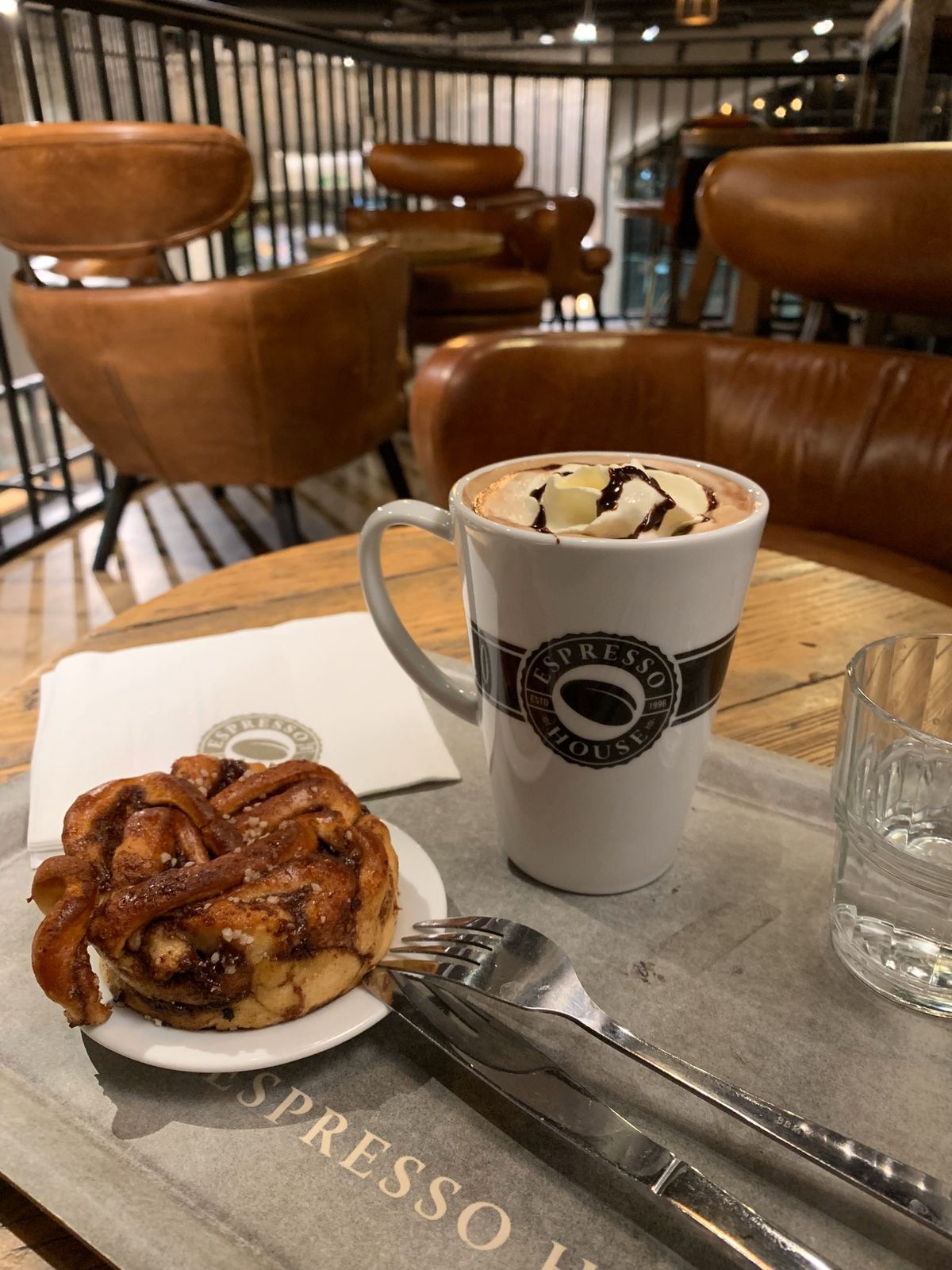 ストックホルムでのご飯。
魚介のスープ美味しい！スプーンを入れたら具がゴロ...