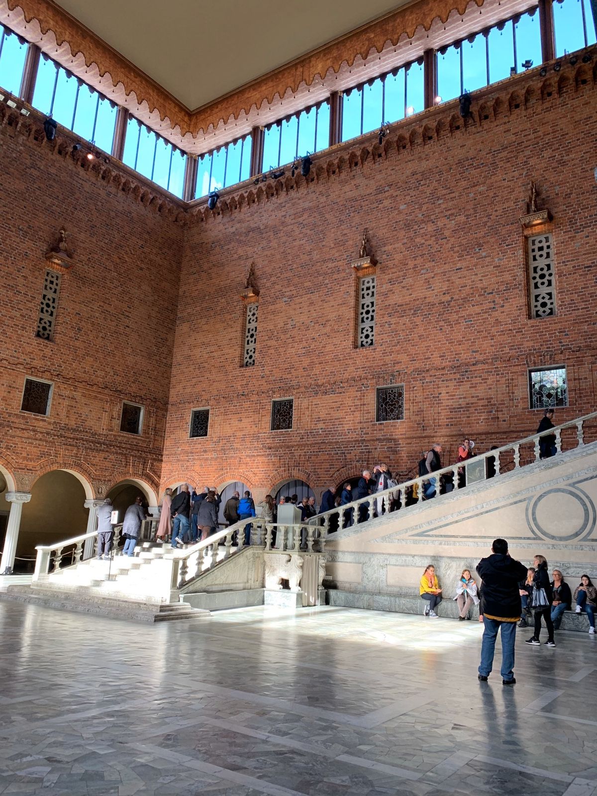 朝、到着してすぐにチケットを買いに行って市庁舎ツアーへ。
ノーベル賞晩餐会...