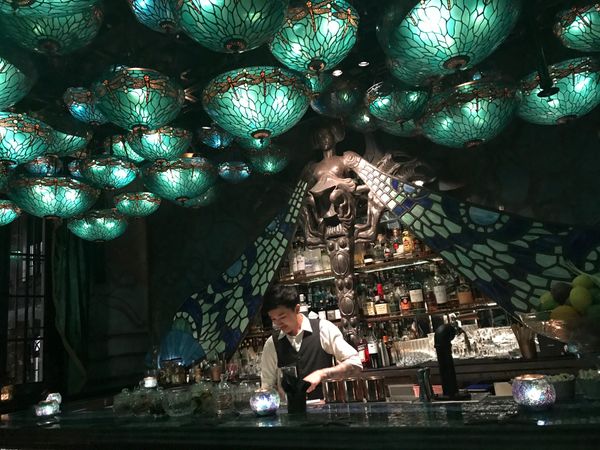 香港・香港島「香港　2020年2月」の写真：アシュリー・サットンデザインのバー
1枚...