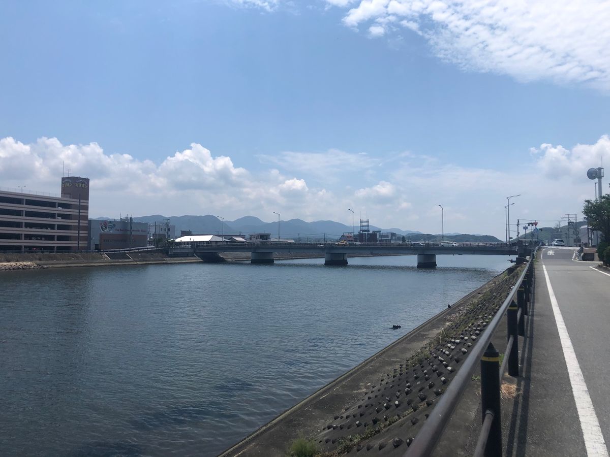 洲本バスセンター周辺

海兼川の沿いを歩きました。

潮の香りがきもちいい...